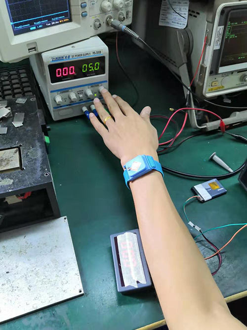 戴上靜電手環(huán)，將電源電壓設(shè)在5V