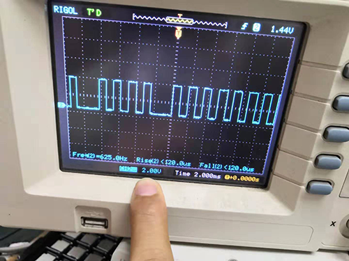 將示波器的電壓刻度設(shè)為2V，時(shí)間刻度設(shè)為2ms
